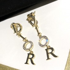 Christian Dior Dangle Logo Diamanten Hanger Dames Geel Vergulde Oorbellen Met Lange Kwasten