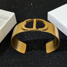 Christian Dior 30 Montaigne antiek gouden afwerking CD-motief uitgeholde koperen manchetarmband