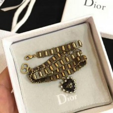 Christian Dior zwarte hartvormige hanger messing bij charmante vrouwtjes diamanten choker