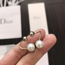 Dior Tribales White Pearl Sphere Detail kronkelige geelgouden oorknopjes Winkel
