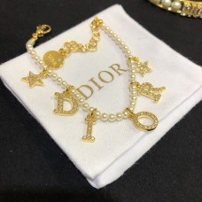 Dior Dioevolution geelgouden geplaveide diamanten DIOR-logo-hangers met witte parelarmband voor dames