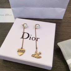 Dior JAdior Brass Wit Detail Asymmetrische zwaluwharthangers Oorbellen met lange kwastjes