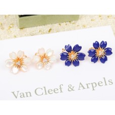 Van Cleef Arpels Rose de Noel Clip Oorbellen Wit/Blauw met Diamanten